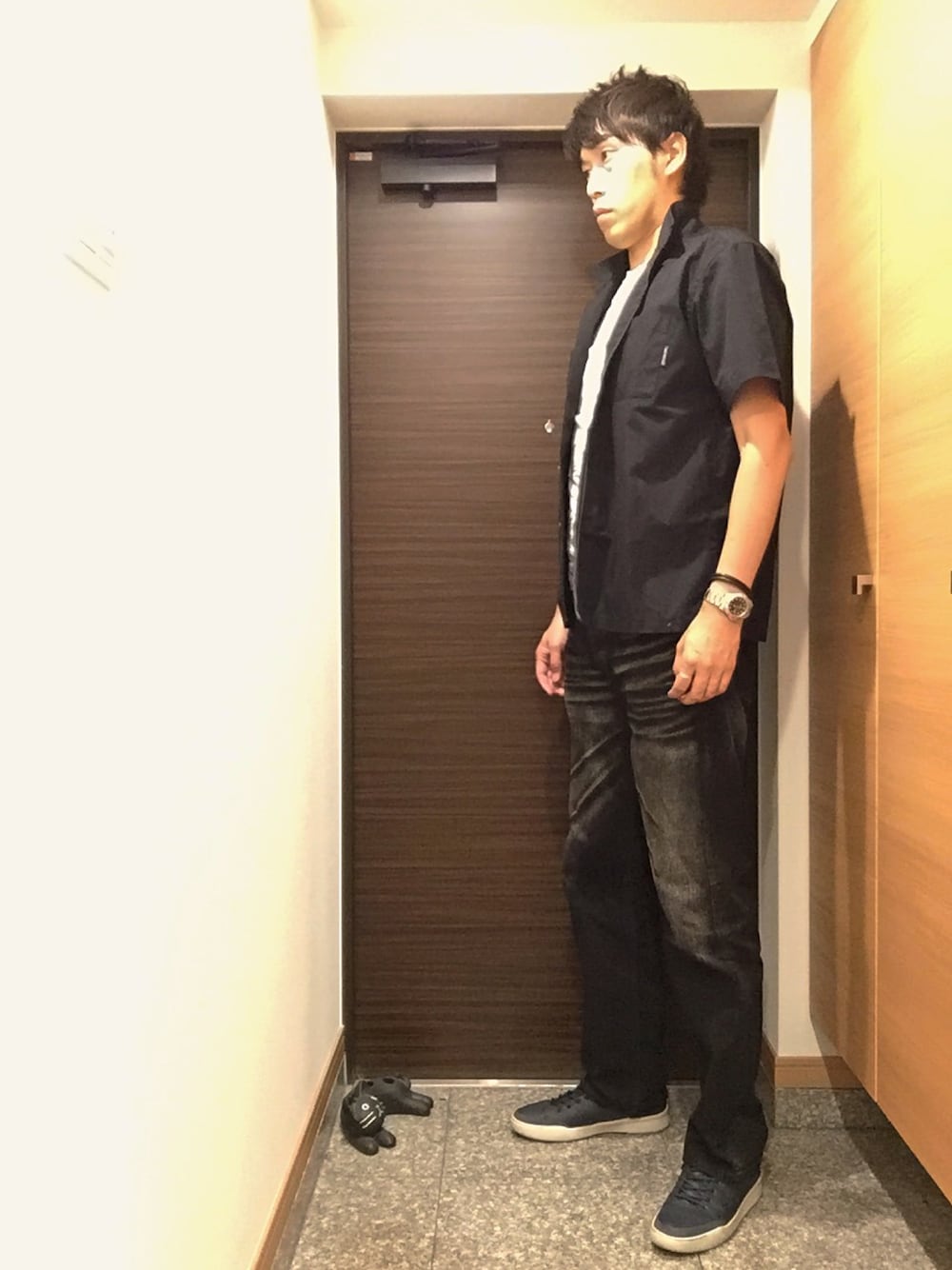 「ゆるコーデ、黒コーデ、ブラックデニム、黒シャツ、NEIGHBORHOOD、青スニーカー、アラフォー、40代」｜「LACOSTEのアイテム（スニーカー、ブルー系）」を使った、yukitoさん（メンズ・186cm）の秋コーディネートの1枚目の写真