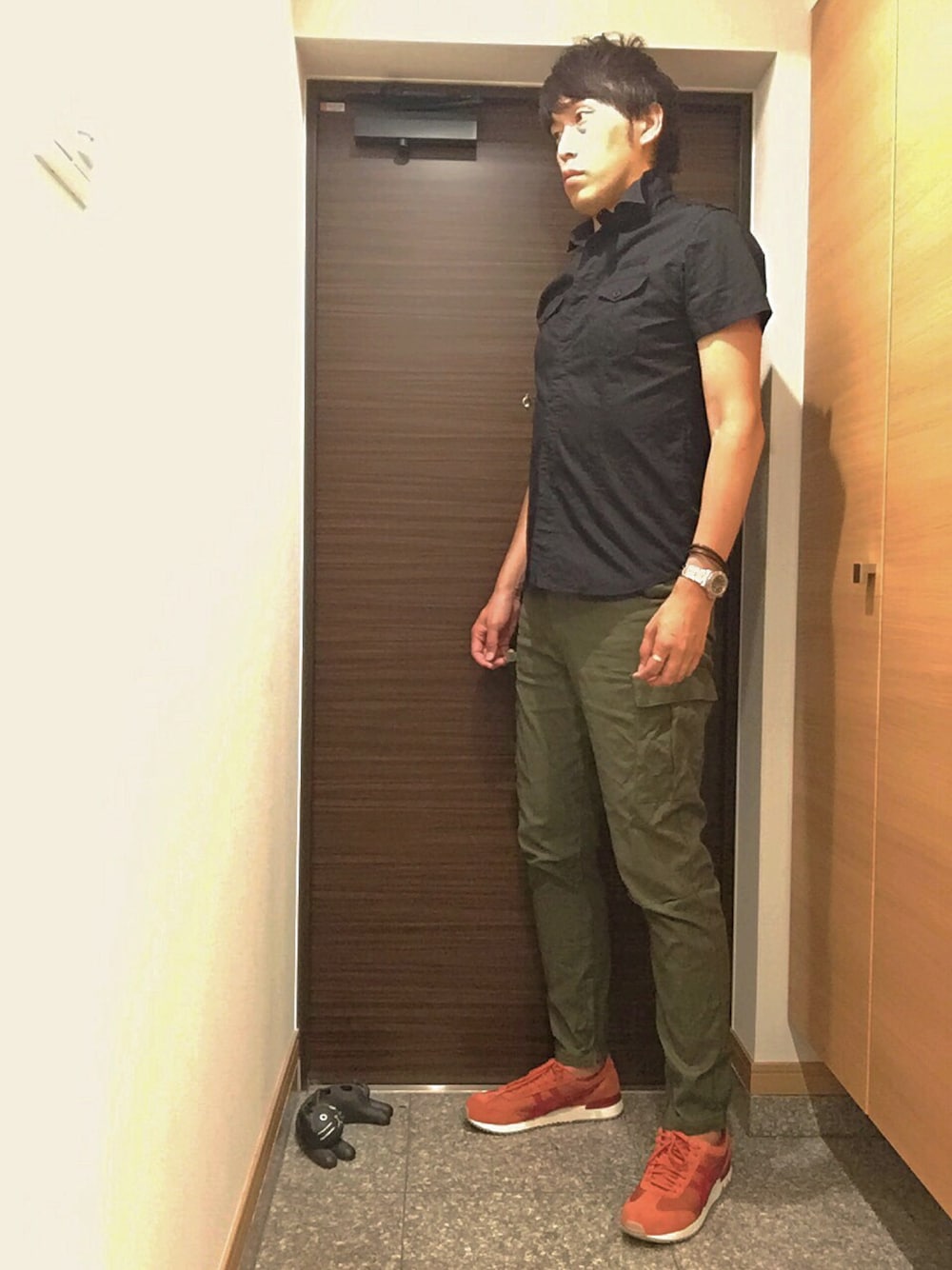「カーゴパンツ、ジョガーパンツ、カーキ、黒シャツ、ミリタリーシャツ、オレンジ、アラフォー、40代」｜「Onitsuka Tigerのアイテム（スニーカー、オレンジ系）」を使った、yukitoさん（メンズ・186cm）の秋コーディネートの1枚目の写真