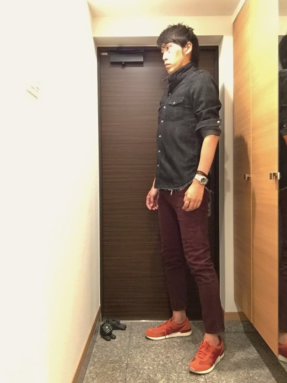 「デニムシャツ、ブラックデニム、カラーパンツ、ボルドー、オレンジ、アラフォー、40代、秋のコーデ」｜「Onitsuka Tigerのアイテム（スニーカー、オレンジ系）」を使った、yukitoさん（メンズ・186cm）の秋コーディネートの1枚目の写真