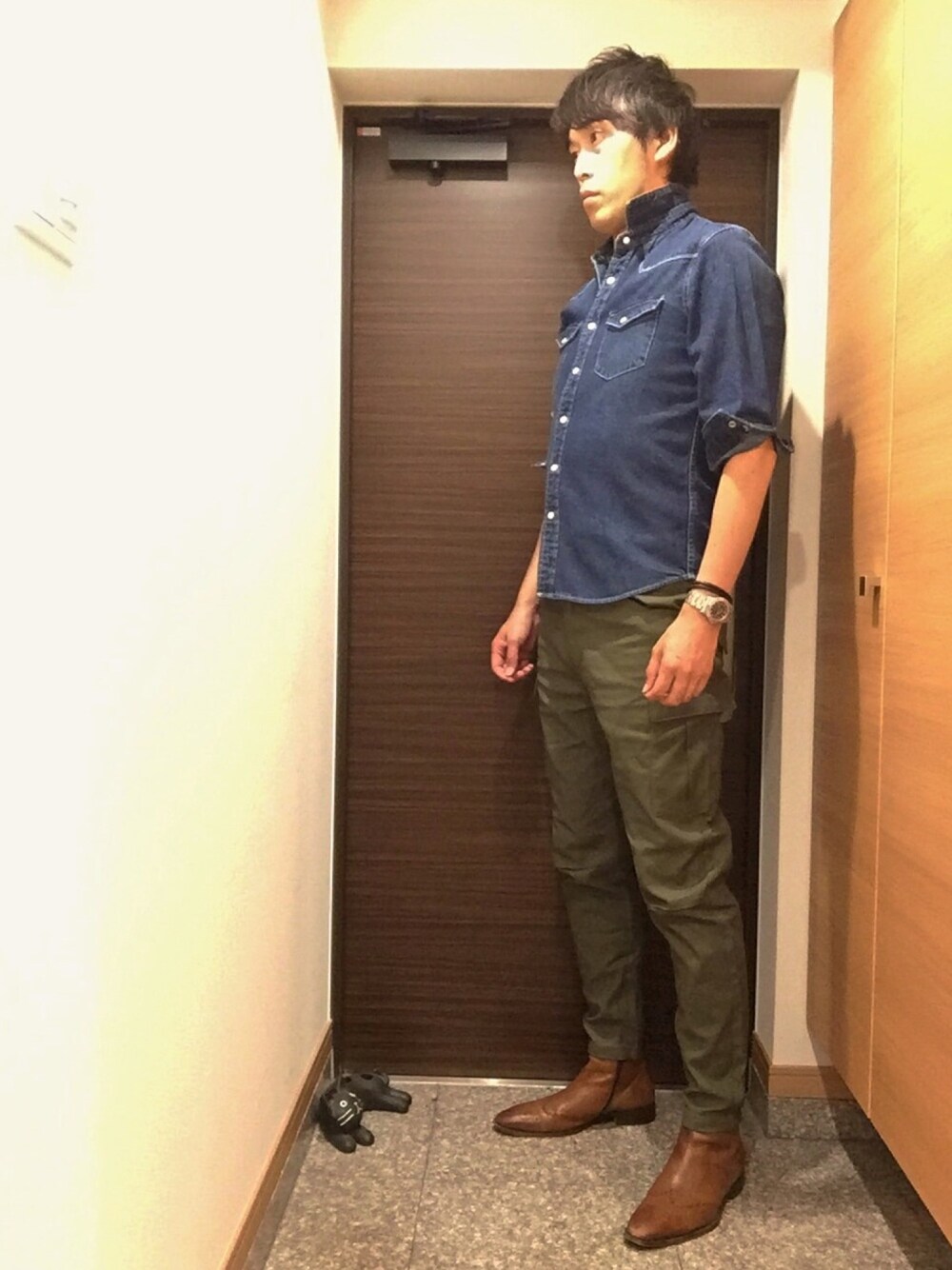 「デニムシャツ、カーゴパンツ、ジョガーパンツ、アラフォー、40代、夏コーデ、リゾートスタイル」｜「no brandのアイテム（ブーツ、ブラウン系）」を使った、yukitoさん（メンズ・186cm）の夏コーディネートの1枚目の写真