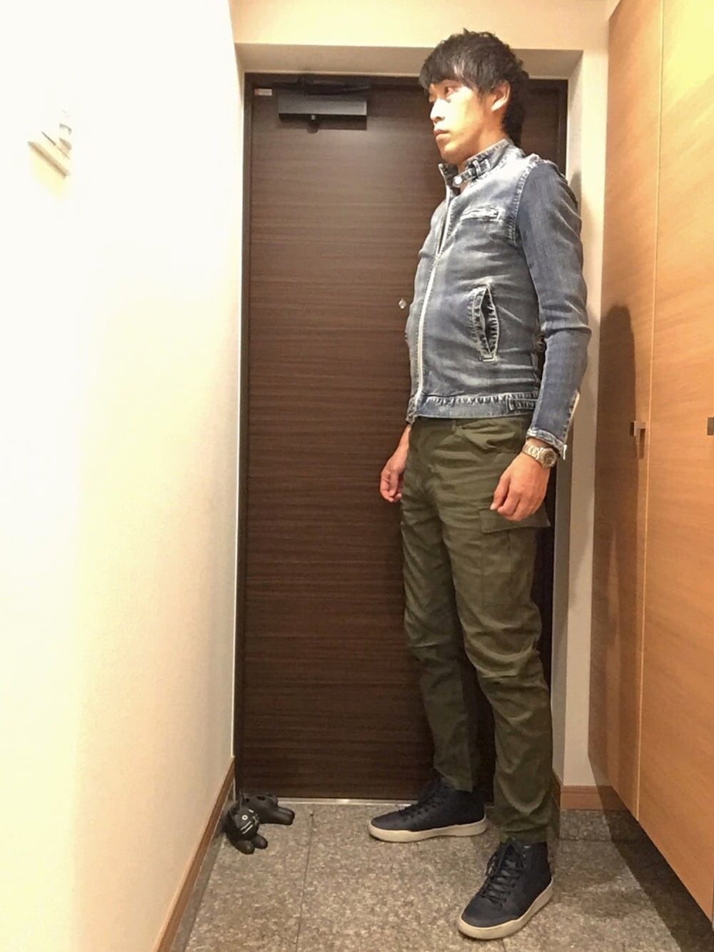 「ライダース、ライダースジャケット、シングルライダース、デニムジャケット、ジョガーパンツ、カーゴパンツ、夏セールで買いました、秋コーデ、アラフォー、40代」｜「LACOSTEのアイテム（スニーカー、ブルー系）」を使った、yukitoさん（メンズ・186cm）の夏コーディネートの1枚目の写真