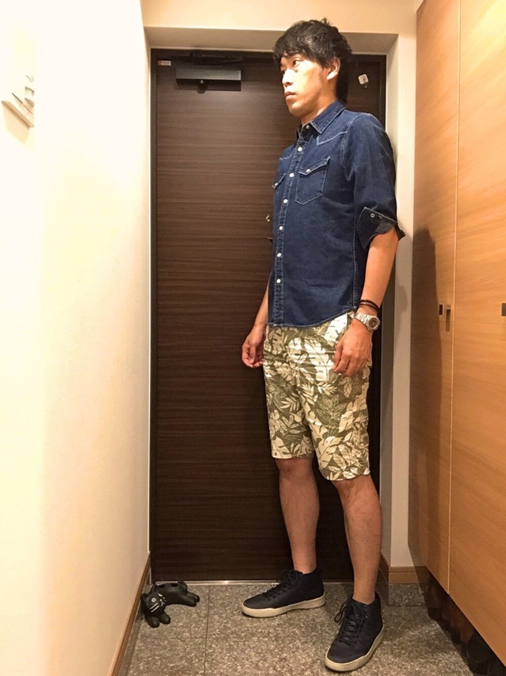 「アラフォー、デニムシャツ、夏コーデ、ハイカットスニーカー、40代、七分袖、シンプル」｜「LACOSTEのアイテム（スニーカー、ブルー系）」を使った、yukitoさん（メンズ・186cm）の夏コーディネートの1枚目の写真
