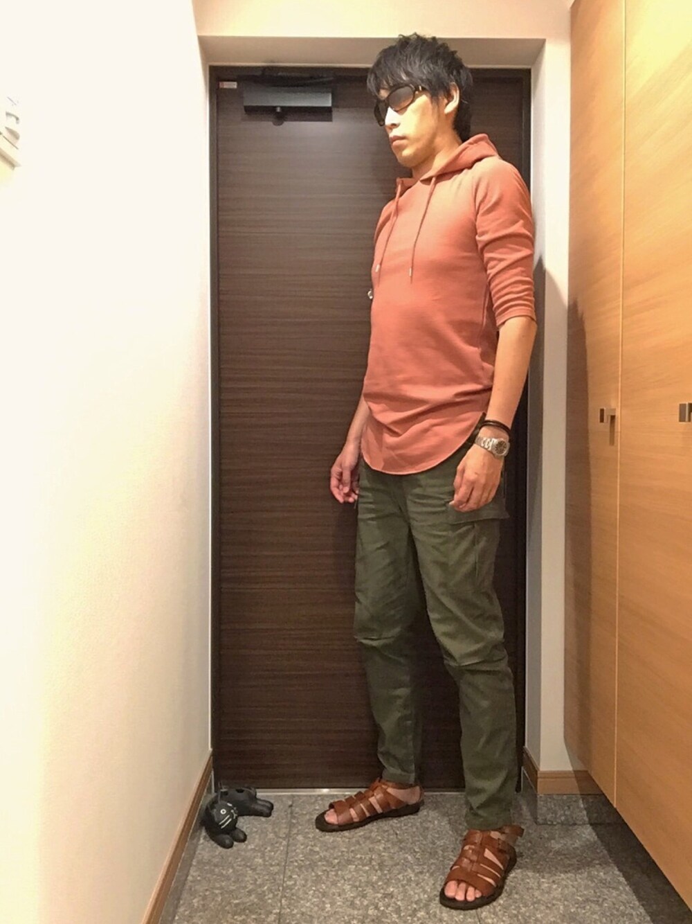 「アラフォー、40代、サングラス、夏コーデ、リラックススタイル、リゾートスタイル、ピンク」｜「no brandのアイテム（サンダル、ブラウン系）」を使った、yukitoさん（メンズ・186cm）の夏コーディネートの1枚目の写真
