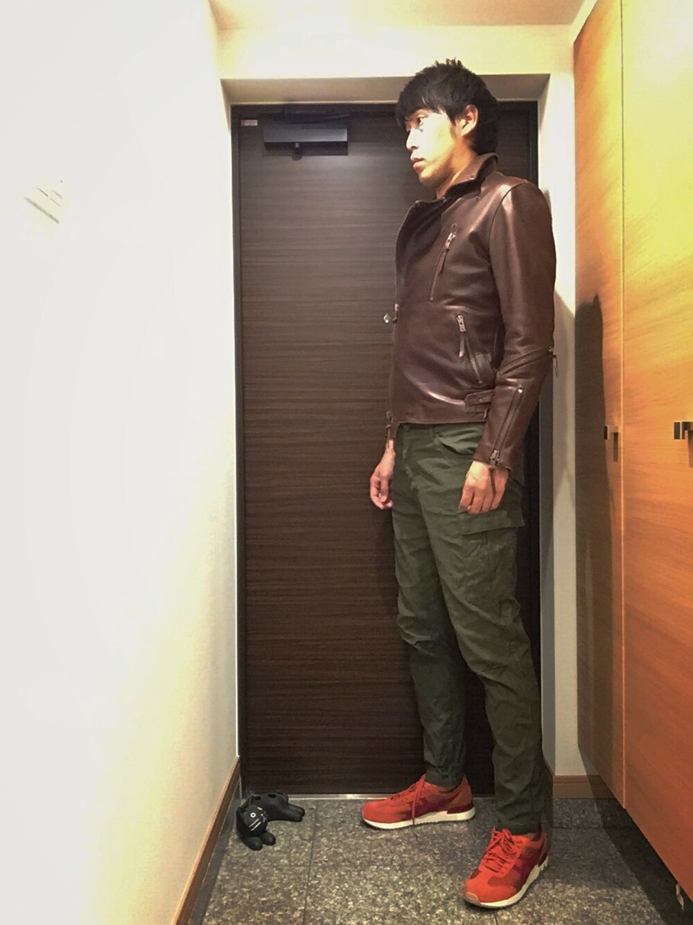 「ライダース、ライタースジャケット、ダブルライダース、レザージャケット、カーゴパンツ、ジョガーパンツ、アラフォー、40代、オレンジ」｜「Onitsuka Tigerのアイテム（スニーカー、オレンジ系）」を使った、yukitoさん（メンズ・186cm）の秋コーディネートの1枚目の写真