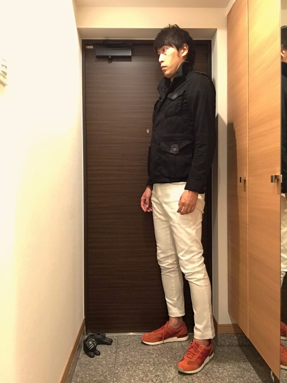 「ミリタリー、ミリタリージャケット、秋服準備はじめました、秋コーデ、ホワイトパンツ、オレンジ、アラフォー、40代、サファリジャケット」｜「Onitsuka Tigerのアイテム（スニーカー、オレンジ系）」を使った、yukitoさん（メンズ・186cm）の秋コーディネートの1枚目の写真