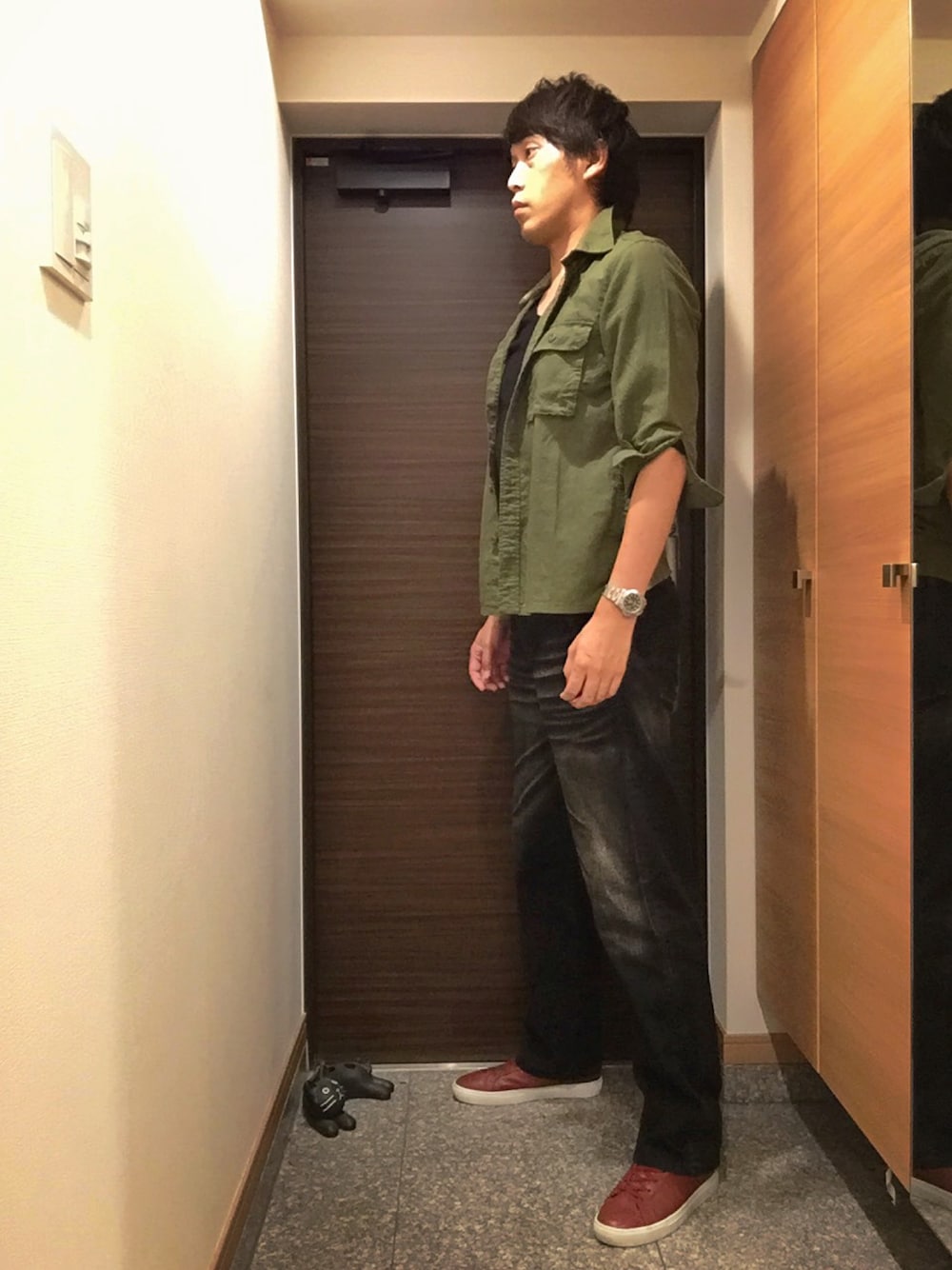 「ミリタリー、ミリタリーシャツ、カーキ、赤スニーカー、ブラックデニム、アラフォー、40代」｜「LACOSTEのL.12.12 MID 316 1（スニーカー、レッド系）」を使った、yukitoさん（メンズ・186cm）の秋コーディネートの1枚目の写真