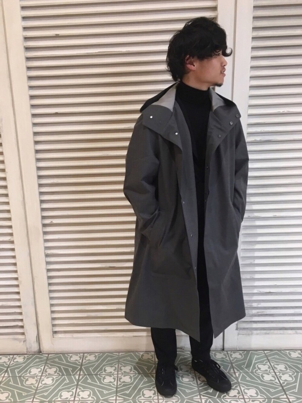 「DESCENTE PAUSE、DESCENTE BLANC 横浜、デサント、防水、オーバーコート、ブラックコーデ、セットアップ、タートルネック、キレイめ、converse」｜「DESCENTE PAUSEのアイテム（ジャケット/アウター、グレー系）」を使った、syo_onoyamaさん（メンズ・168cm）の冬コーディネートの1枚目の写真