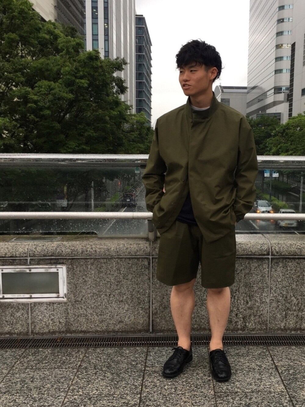 「DESCENTE PAUSE、DESCENTE BLANC 横浜、デサント、防水、グルカショーツ、ショートパンツ、革靴、シンプルコーデ、セットアップ、雨の日コーデ」｜「DESCENTE PAUSEのBLOUSON / ブルゾン（ブルゾン、グリーン系）」を使った、syo_onoyamaさん（メンズ・168cm）の春コーディネートの1枚目の写真