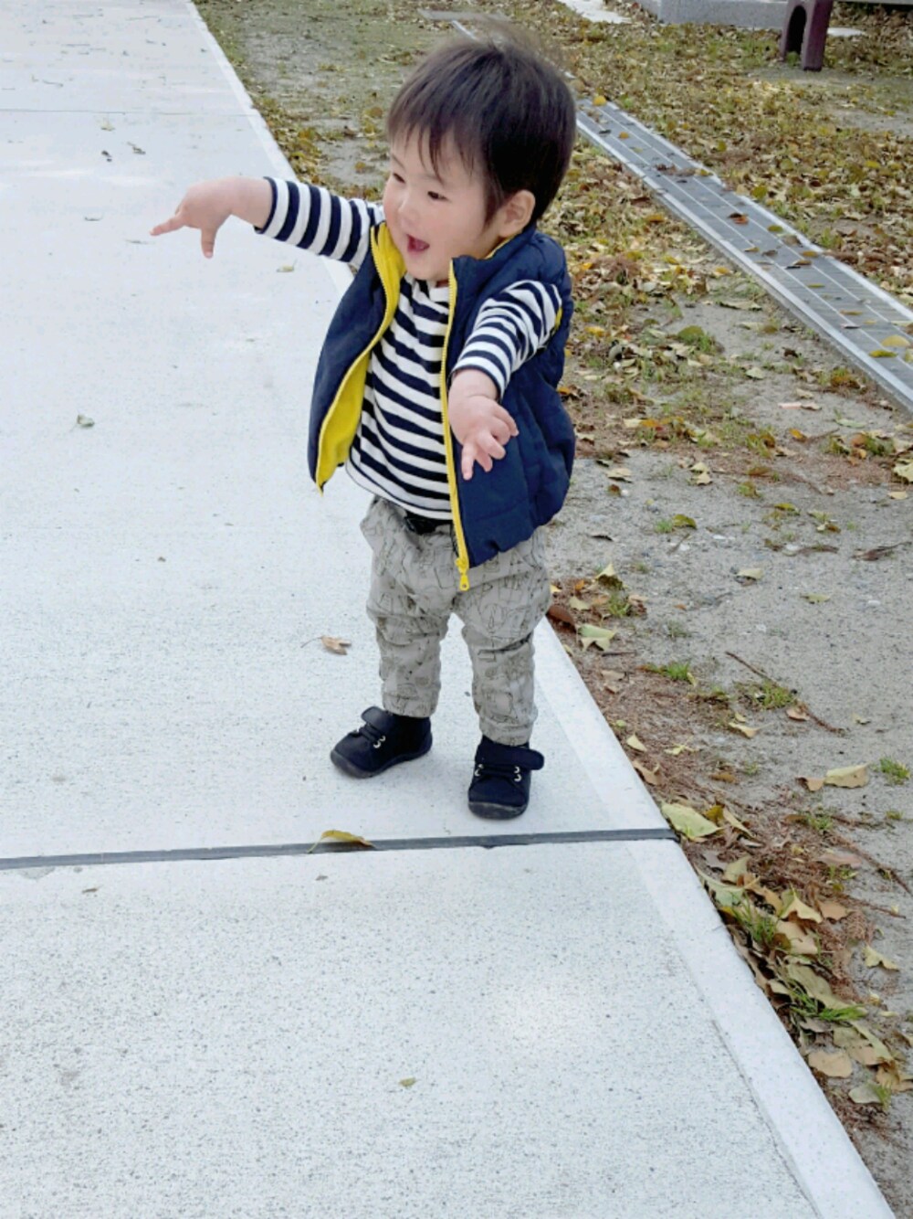 「春コーデ、1歳、おとこのこ、ボーダー、BREEZE、休日スタイル」｜「BREEZEのアイテム（パンツ、ベージュ系）」を使った、TESSHOさん（キッズ・80cm）の春コーディネートの1枚目の写真