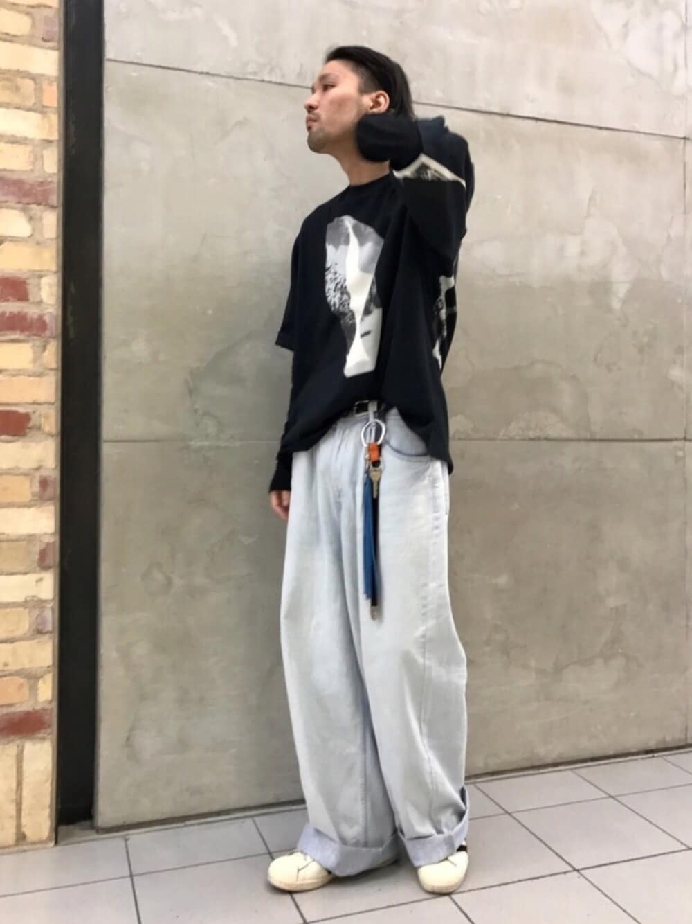 「Lui's、ブラック、カジュアル、ビッグシルエット、白スニーカー、ワイドパンツ、はるコーデ、スニーカー、ストリート、ラフ」｜「Lui'sの【REALISTIC SITUATION/リアリスティック スチュエーション】 グラフィックビックT（Tシャツ/カットソー、ブラック系）」を使った、TOMOYOSEさん（メンズ・178cm）の春コーディネートの1枚目の写真