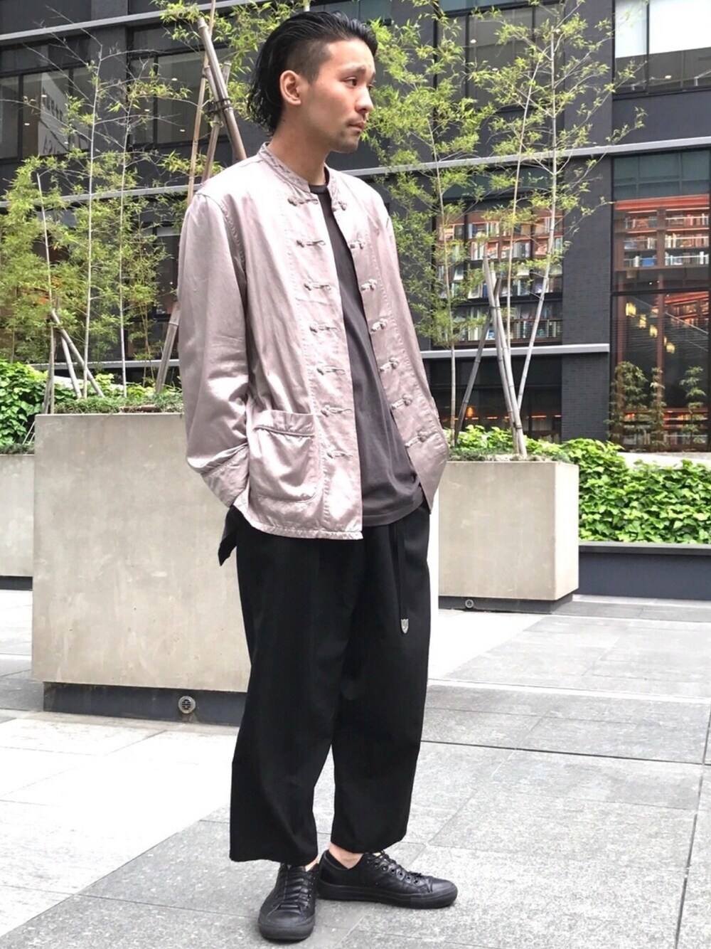 その他のジャケット/アウター、ブラック系のパンツ、ブラック系のスニーカーを着用したメンズの春コーディネートの1枚目の写真