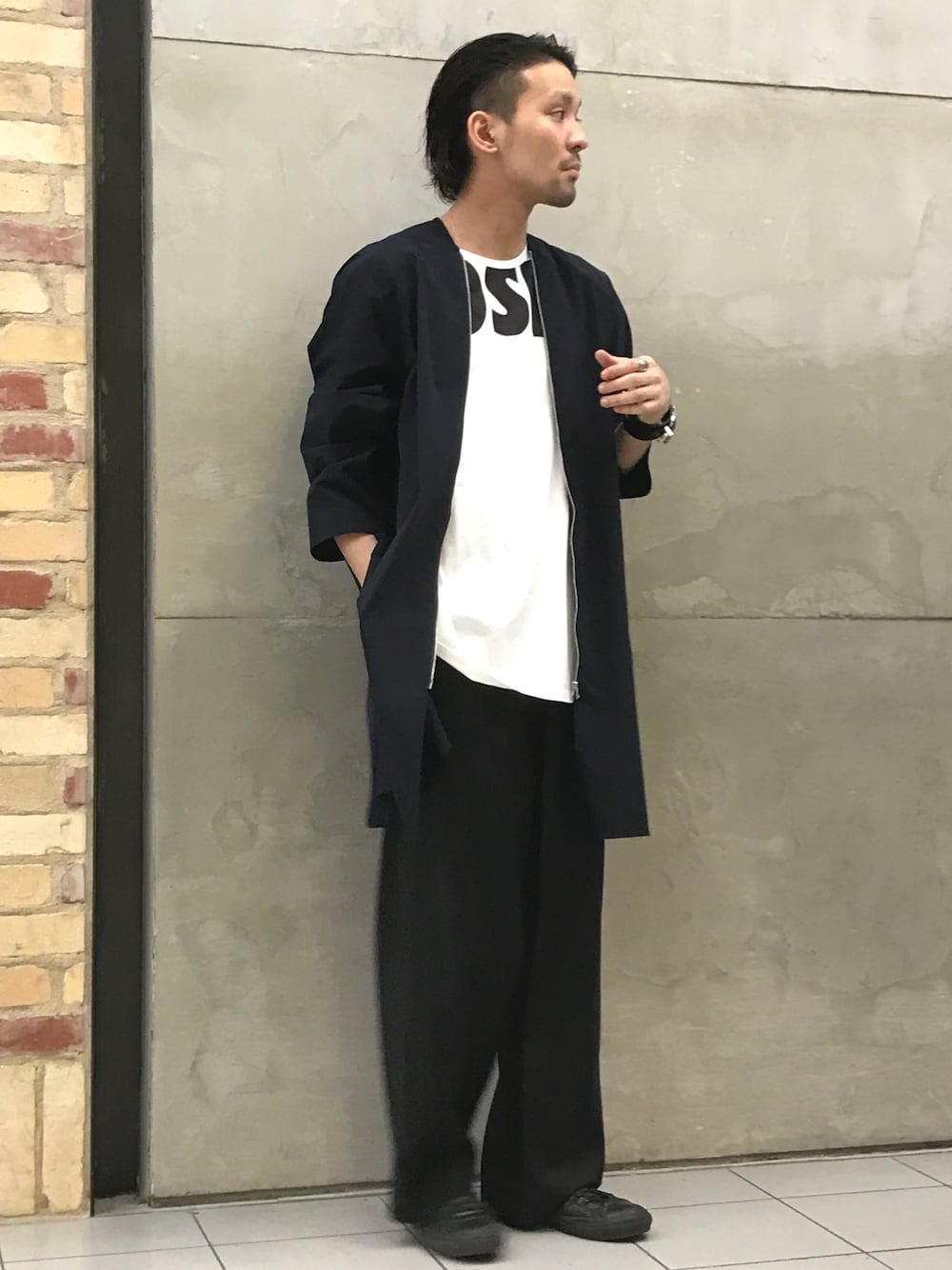 ホワイト系のTシャツ/カットソー、ブルー系のトレンチコート、ブラック系のパンツを着用したメンズの春コーディネートの1枚目の写真