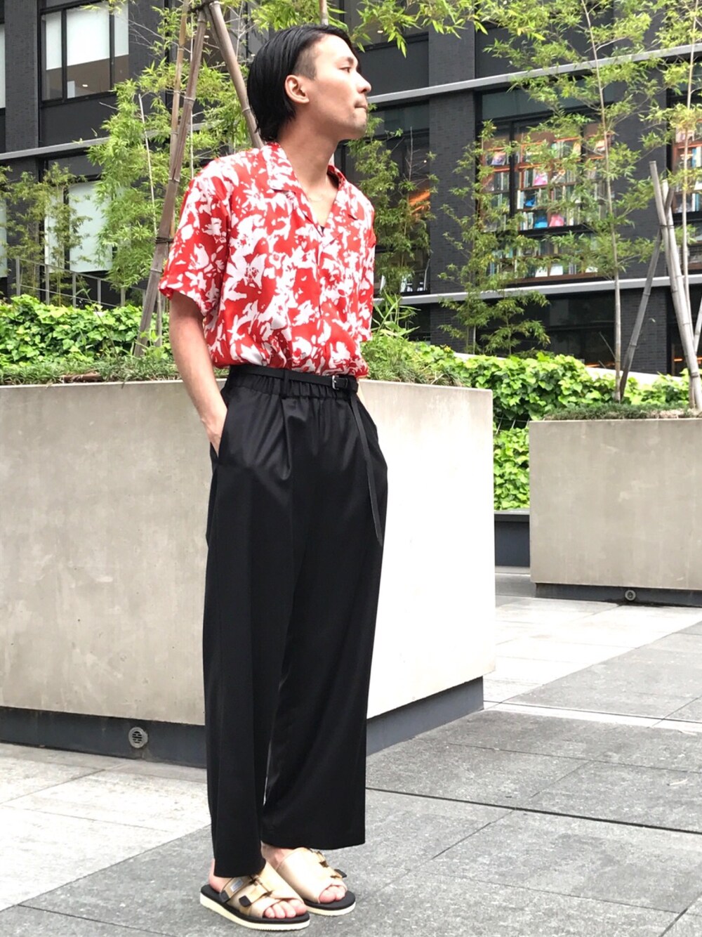 ブラック系のスラックス、オレンジ系のシャツ/ブラウス、ベージュ系のサンダルを着用したメンズの春コーディネートの1枚目の写真