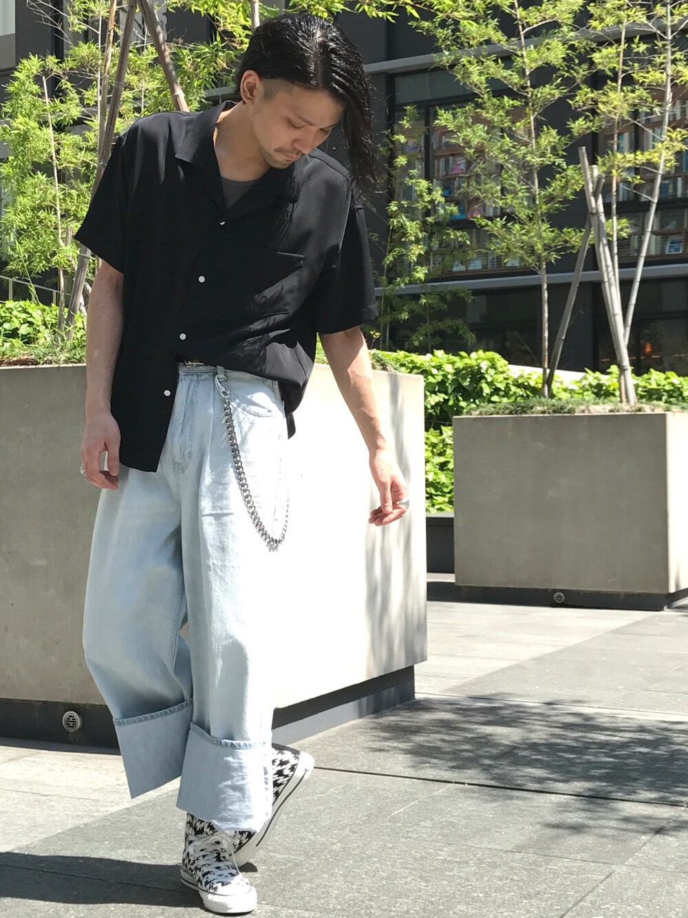 ブラック系のシャツ/ブラウス、ブルー系のデニムパンツ、ブラック系のスニーカーを着用したメンズの春コーディネートの1枚目の写真