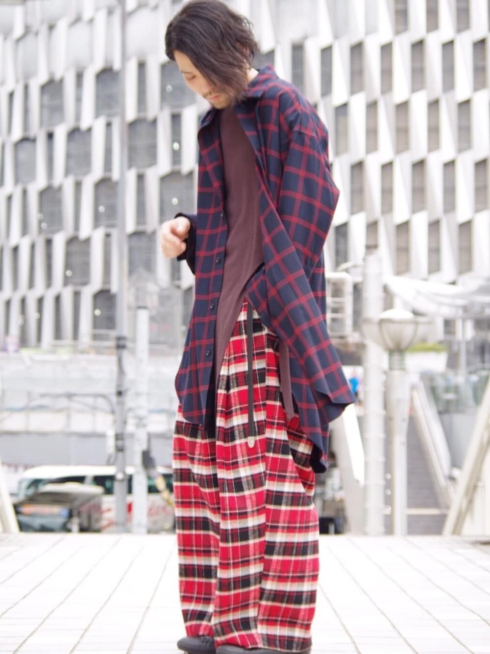 「ゆるコーデ、ビックシルエット、ワイドパンツ、ラフ、シャツスタイル、チェックシャツ、柄シャツ、柄パンツ、スニーカー、レイヤードスタイル」｜「BED J.W. FORDの＜BED J.W FORD＞BACKHENRY THERMAL/ｶｯﾄｿｰ.（Tシャツ/カットソー、ブラウン系）」を使った、TOMOYOSEさん（メンズ・176cm）の夏コーディネートの1枚目の写真
