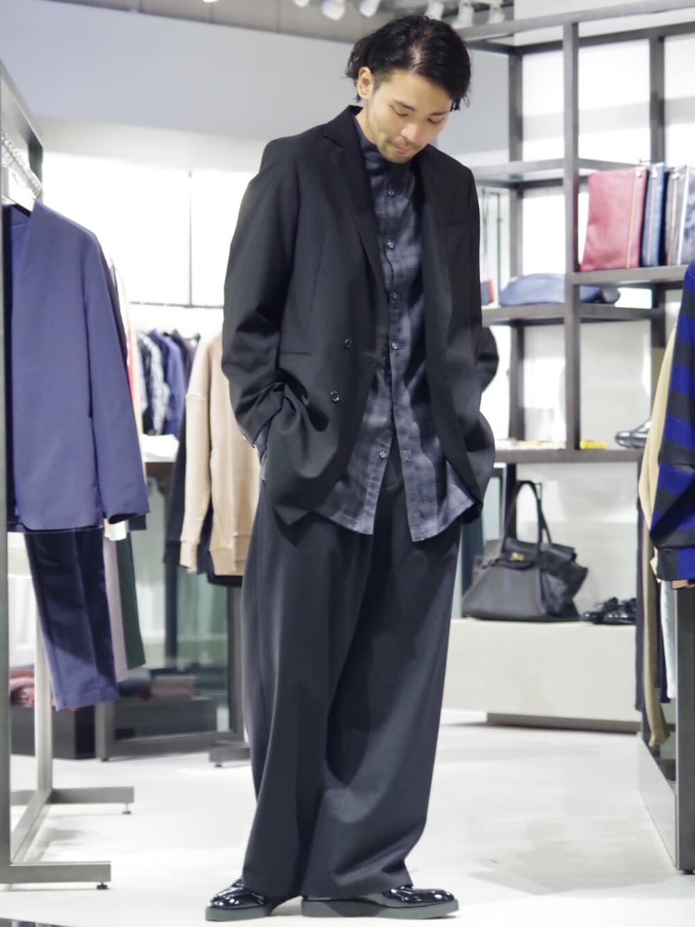 「秋コーデ、秋、黒、シンプル、モノトーンコーデ、キレイめ、ワイドパンツ、シャツスタイル、ジャケット、チェックシャツ」｜「Lui'sのコーケット（テーラードジャケット、ブラック系）」を使った、TOMOYOSEさん（メンズ・176cm）の秋コーディネートの1枚目の写真