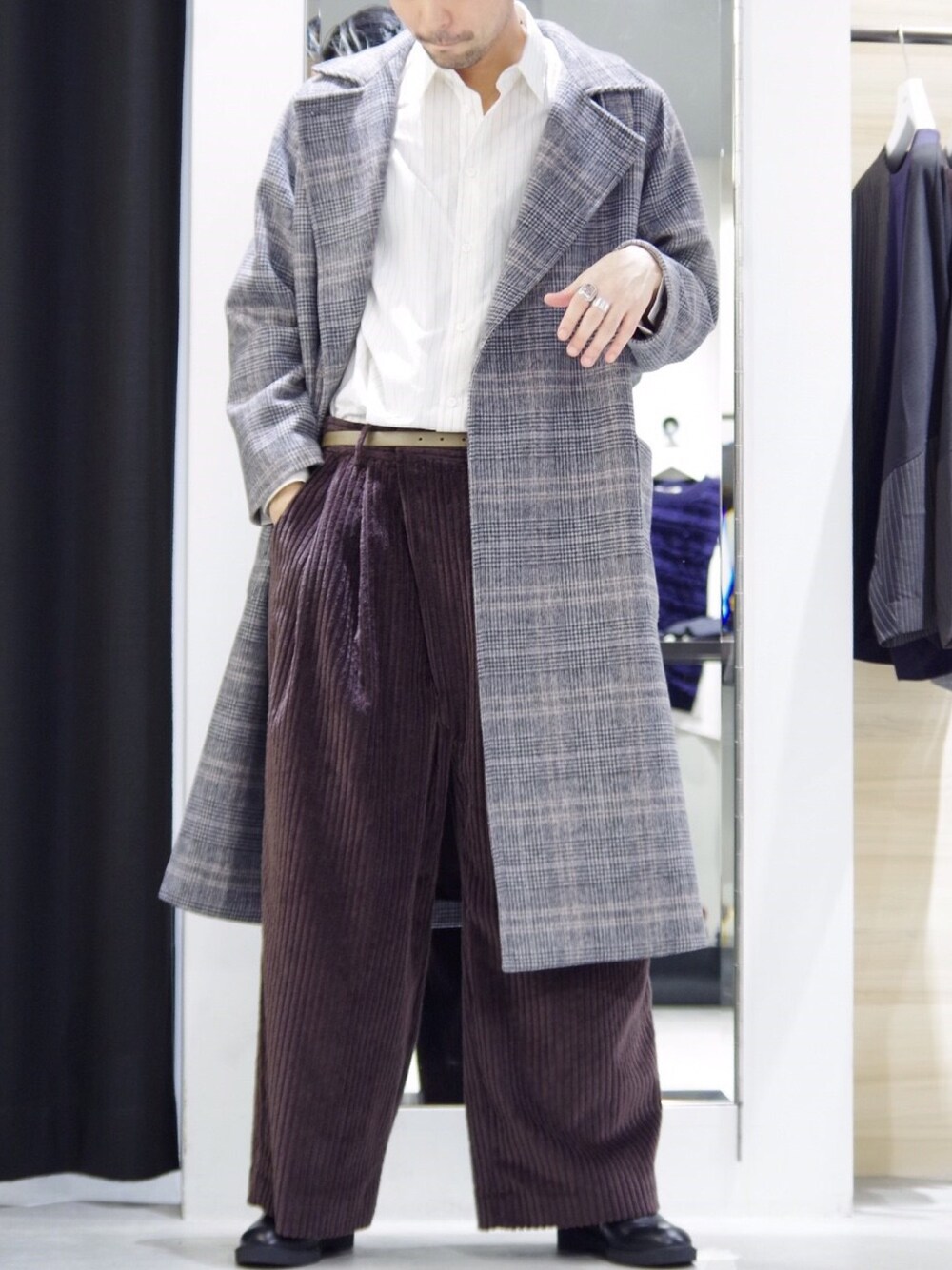 「秋、ゆるコーデ、ワイドパンツ、チェック、ストライプシャツ、コーデュロイ、ブラウン、コート、オーバーサイズ、ビッグシルエット」｜「Lui'sの背面ボリュームストライプシャツ（シャツ/ブラウス、ホワイト系）」を使った、TOMOYOSEさん（メンズ・176cm）の秋コーディネートの1枚目の写真