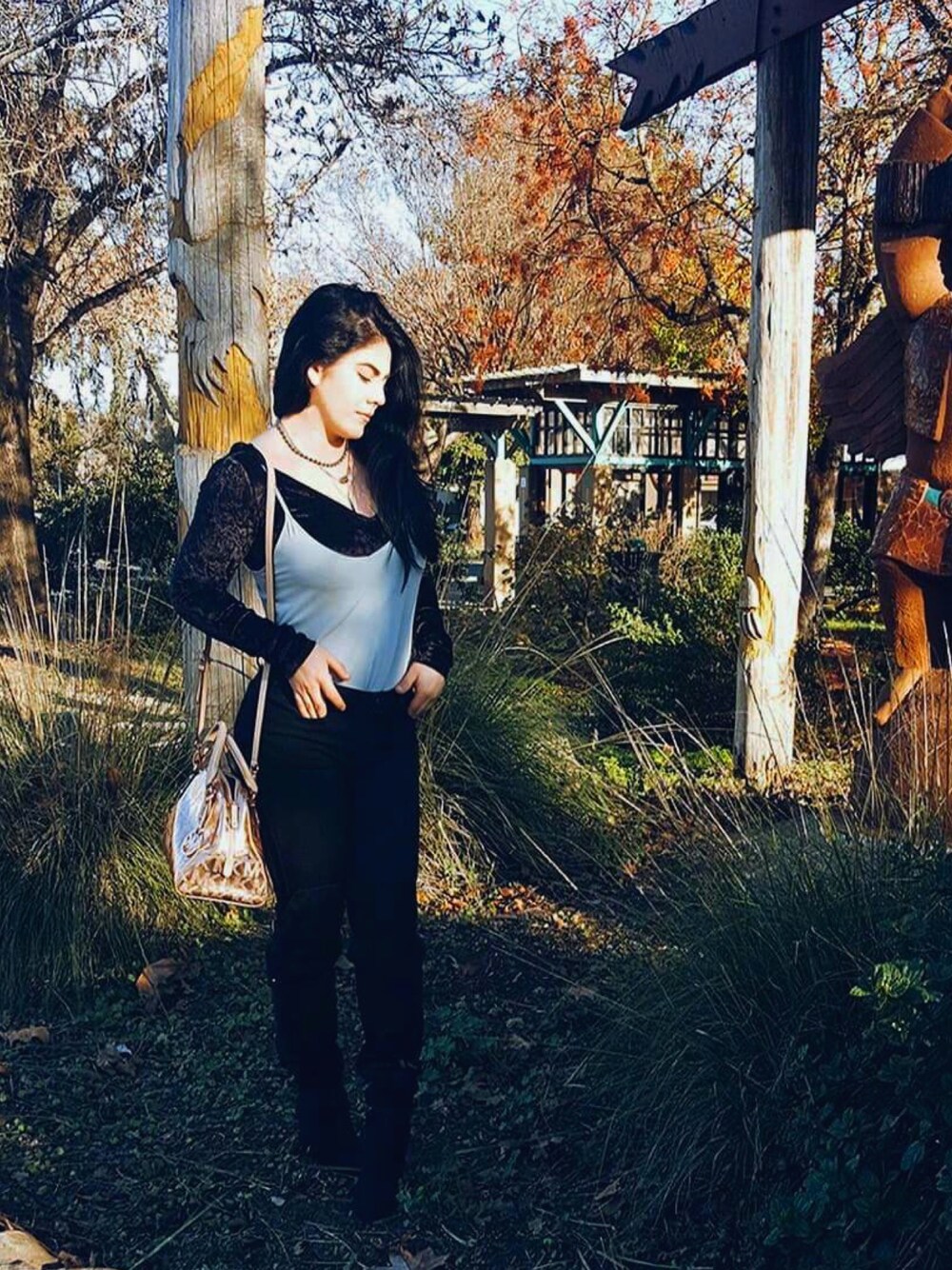 「suede、fall、black、boots、cold、california、ootd、floral、STYLE」｜「EXPRESSのアイテム（タンクトップ、ブルー系）」を使った、Jacqueline Alvamuzさん（レディース・163cm）の秋コーディネートの1枚目の写真