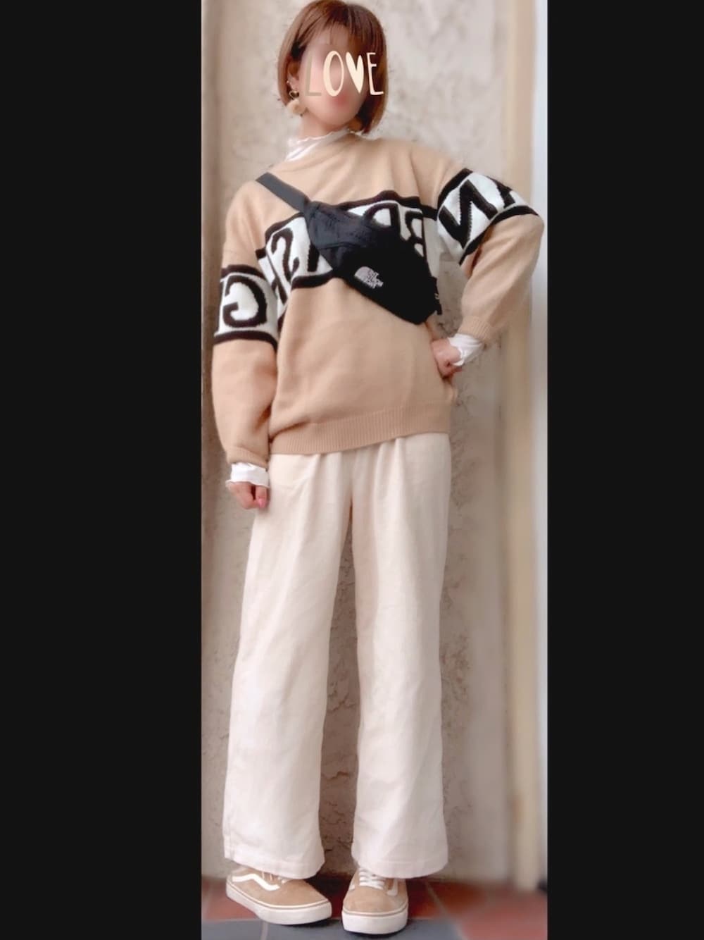 ベージュ系のスニーカー、ホワイト系のTシャツ/カットソー、ホワイト系のその他パンツを着用したレディースの冬コーディネートの1枚目の写真