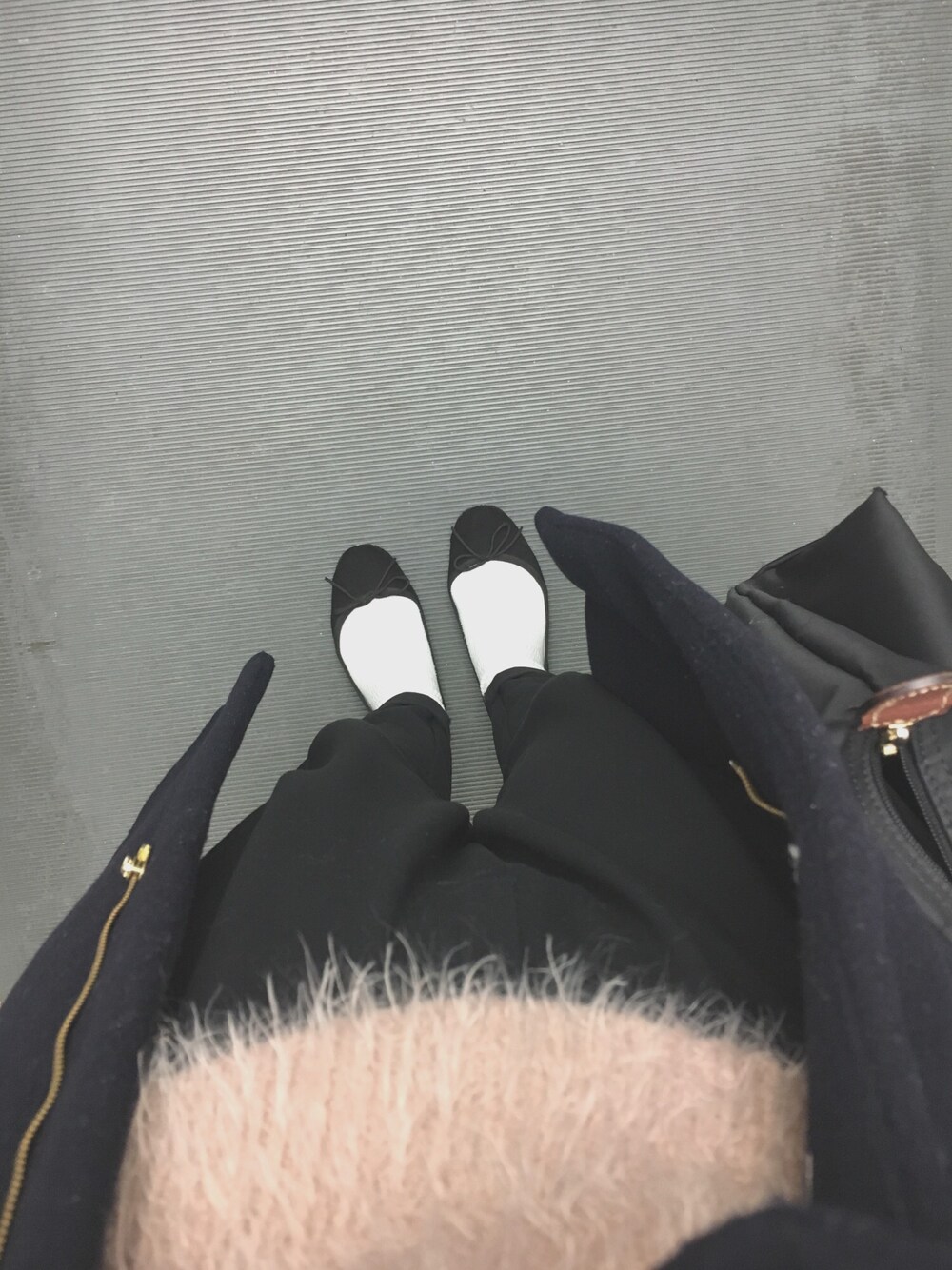 「URBAN RESEARCHのUR 2WAYコート（ステンカラーコート、ブルー系）」を使った、iさん（レディース・157cm）の秋コーディネートの1枚目の写真