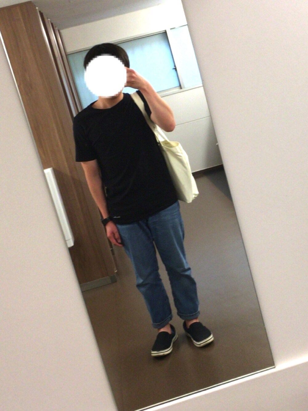 「トートバッグ、デニム、Levi's、HELLY HANSEN、スリッポン、crocs」｜「URBAN RESEARCHのUR JAPAN MADE TUBE POCKET T-SHIRTS（Tシャツ/カットソー、ブラック系）」を使った、きーたさん（メンズ・154cm）の夏コーディネートの1枚目の写真