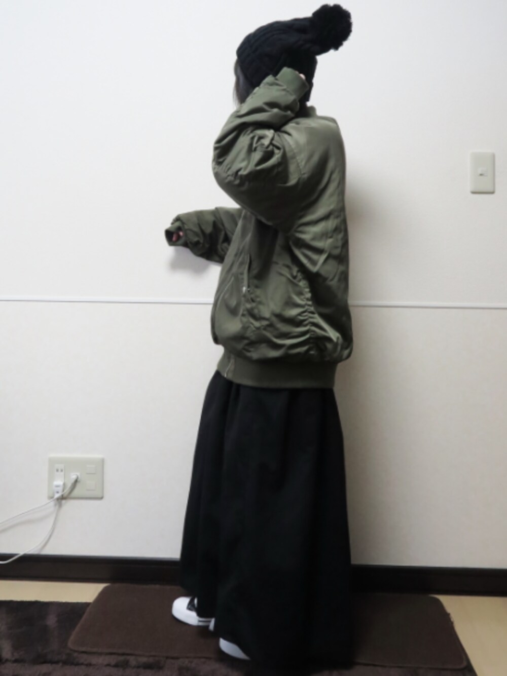 「ブラック、冬コーデ、ootd、休日コーデ、カジュアルコーデ、ブルゾン、カーキ、ニット帽、マキシスカート、シンプル」｜「Luz Llenaのブルゾン（ダウンジャケット/コート、グリーン系）」を使った、 .▯▫さん（レディース・151cm）の冬コーディネートの1枚目の写真