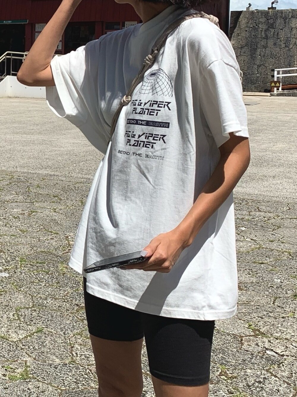 ホワイト系のTシャツ/カットソー、ブラック系のレギンス/スパッツを着用したレディースの春コーディネートの1枚目の写真