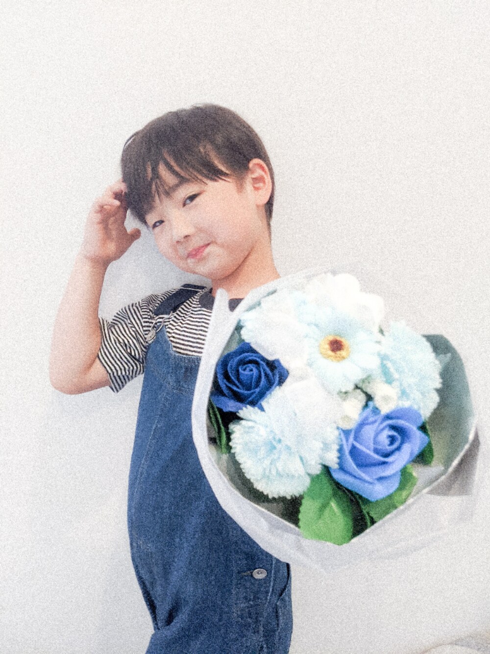 「オーバーオール、ボーダー、キッズコーデ、シンプル、おしゃれさんと繋がりたい、おうちファッション、春夏コーデ」｜「BIG FIELDのビッグオーバーオール/ネイビー(130～150cm)（サロペット/オーバーオール、ブルー系）」を使った、たつきちさん（キッズ・130cm）の春コーディネートの1枚目の写真