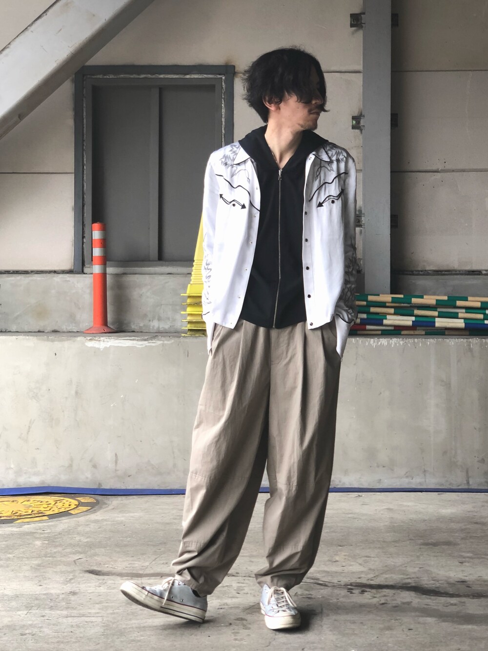 「ルイス(Lui's)、TAKAHIROMIYASHITA The SoloIst. 、LAD MUSICIAN、converse、パーカー、カジュアルコーデ、はるコーデ、ワイドパンツ、スニーカー、ホワイト」｜「Lui'sのリラックスZIPパーカー（パーカー、ブルー系）」を使った、芳村さん（メンズ・181cm）の春コーディネートの1枚目の写真