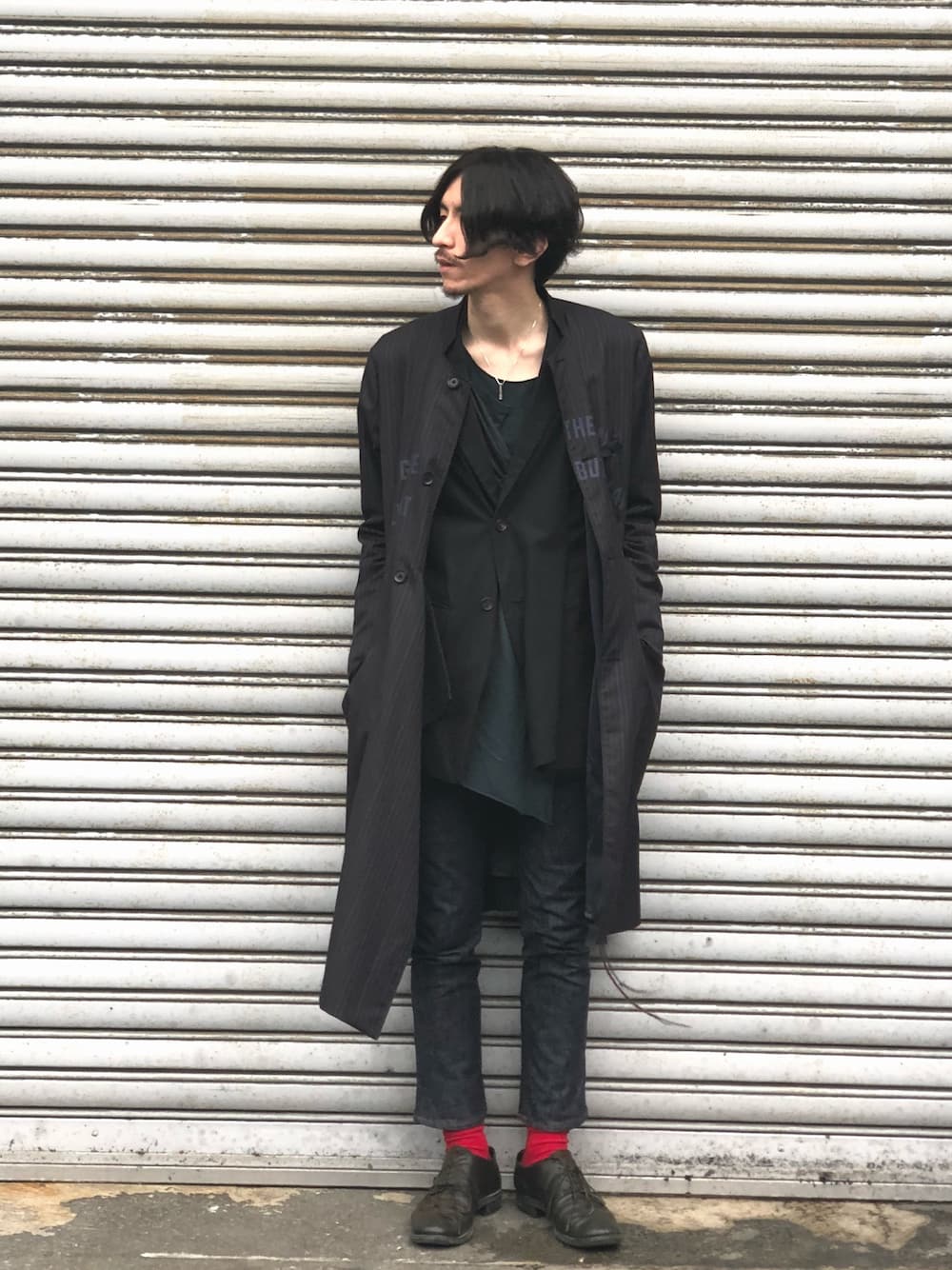 「ルイス(Lui's)、BED J.W FORD、TAKAHIROMIYASHITA The SoloIst. 、GUIDI、春コーデ、レイヤードスタイル、ジャケット、ジャケットスタイル、スプリングコート、デニム」｜「BED J.W. FORDのアイテム（ジャケット/アウター、ブラック系）」を使った、芳村さん（メンズ・181cm）の春コーディネートの1枚目の写真