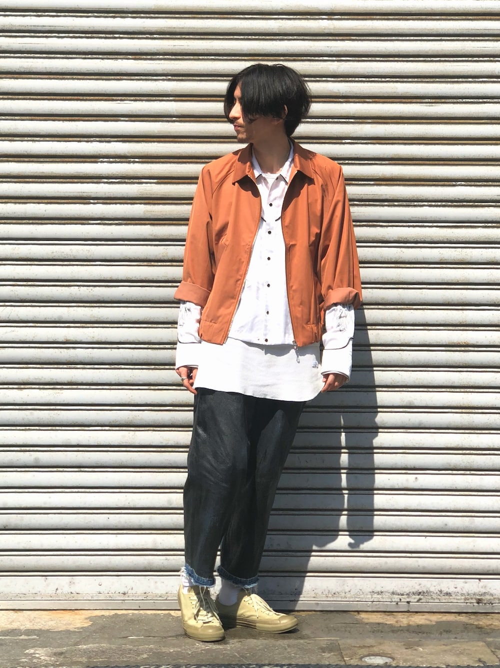「ルイス(Lui's)、TAKAHIROMIYASHITA The SoloIst. 、Essay、converse、スウィングトップ、春コーデ、レイヤードスタイル、デニム、きれいめカジュアル、スニーカー」｜「Lui'sのスイングトップブルゾン/ビッグシルエット（ブルゾン、その他）」を使った、芳村さん（メンズ・181cm）の春コーディネートの1枚目の写真