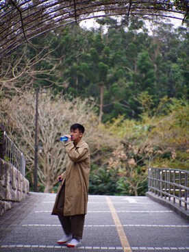 「BEAMS（ビームス）のアイテム（トレンチコート）」を使った、Hunter Fangさん（メンズ・180cm）の春コーディネート