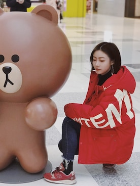 「NEW BALANCE（ニューバランス）のアイテム（スニーカー、レッド系）」を使った、木以森秋さん（レディース）の冬コーディネート