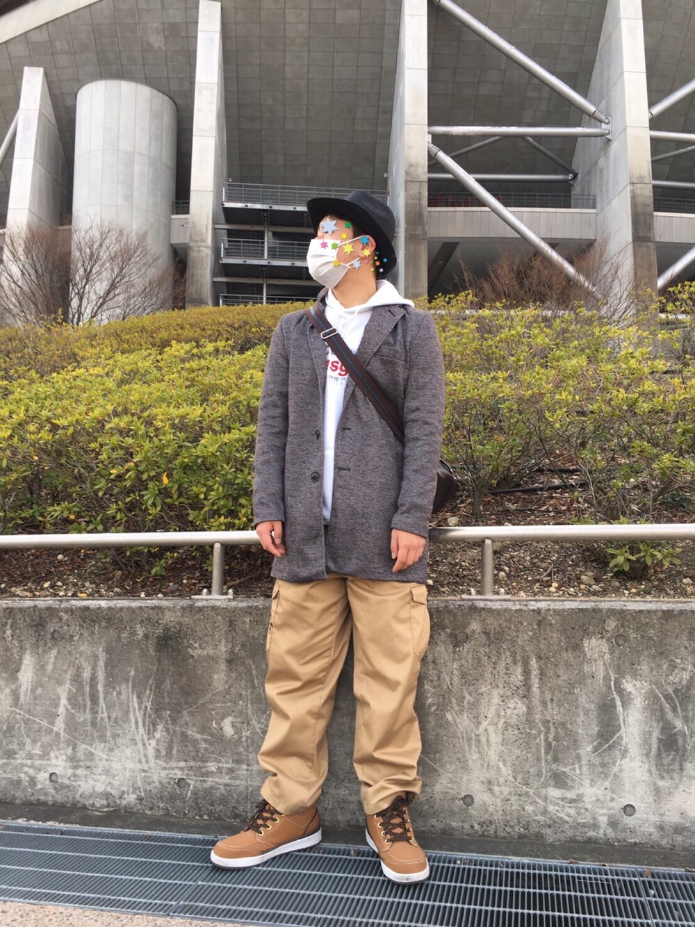 「友人」｜「ワークマンのアイテム（パンツ、ベージュ系）」を使った、井村屋さん（メンズ・177cm）の春コーディネートの1枚目の写真