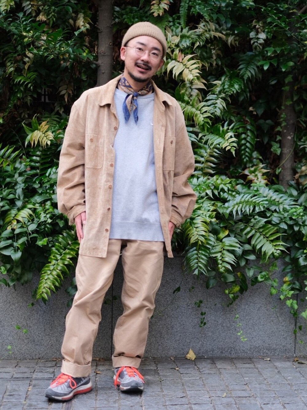 「大人カジュアル、おしゃれさんと繋がりたい、秋冬コーデ、きれいめカジュアル、ワントーンコーデ、古着、レザージャケット、レザーLOVEスナップ、カジュアル、シンプル」｜「NIKEのアイテム（スウェット、グレー系）」を使った、hiroakeyさん（メンズ・165cm）の秋コーディネートの1枚目の写真