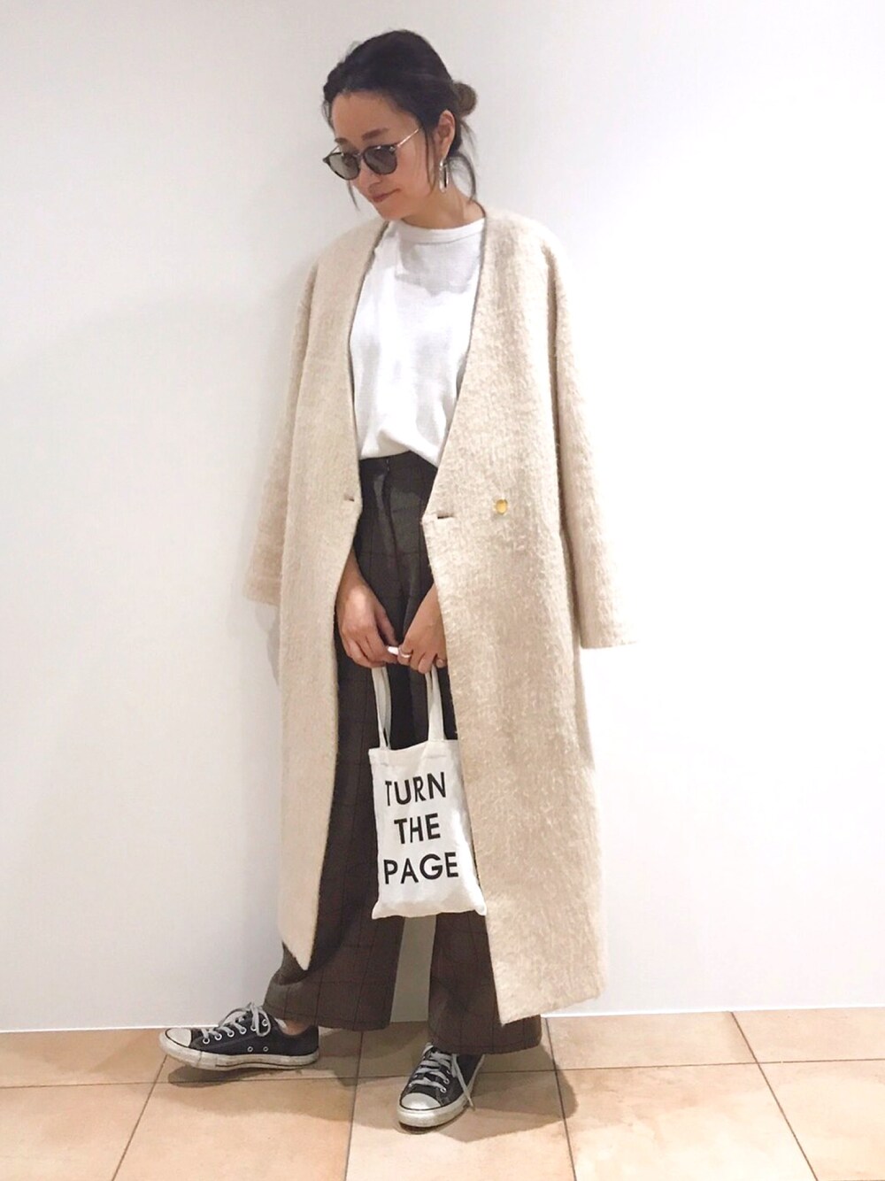 「winter、TODAYFUL、コート、カジュアル」｜「TODAYFULのシルバーニットコート（チェスターコート、ベージュ系）」を使った、Piさん（レディース・165cm）の秋コーディネートの1枚目の写真