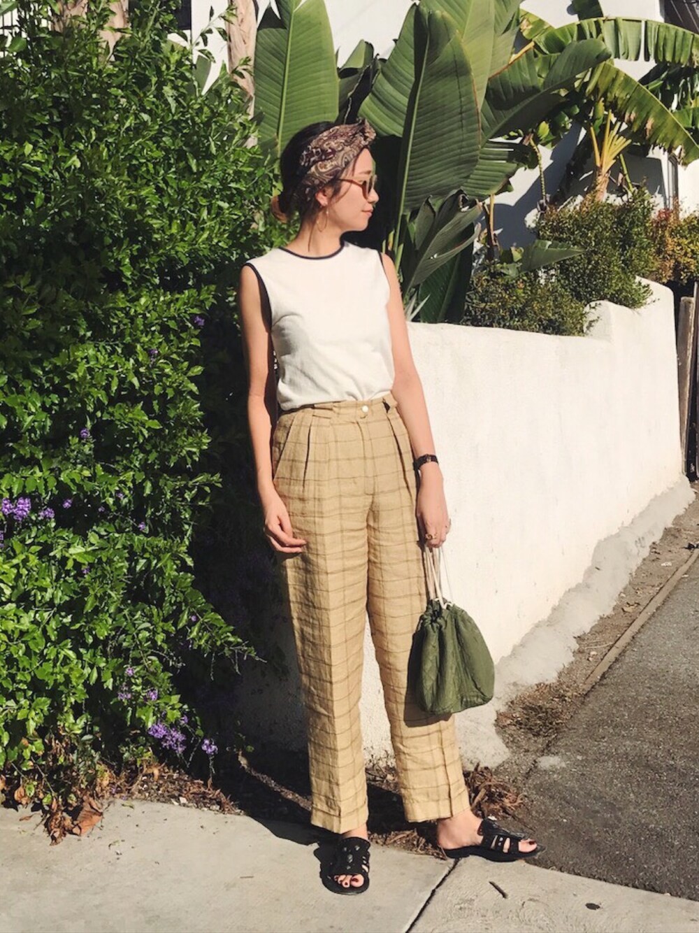 ホワイト系のタンクトップ、イエロー系のその他パンツ、グリーン系のハンドバッグを着用したレディースの春コーディネートの1枚目の写真