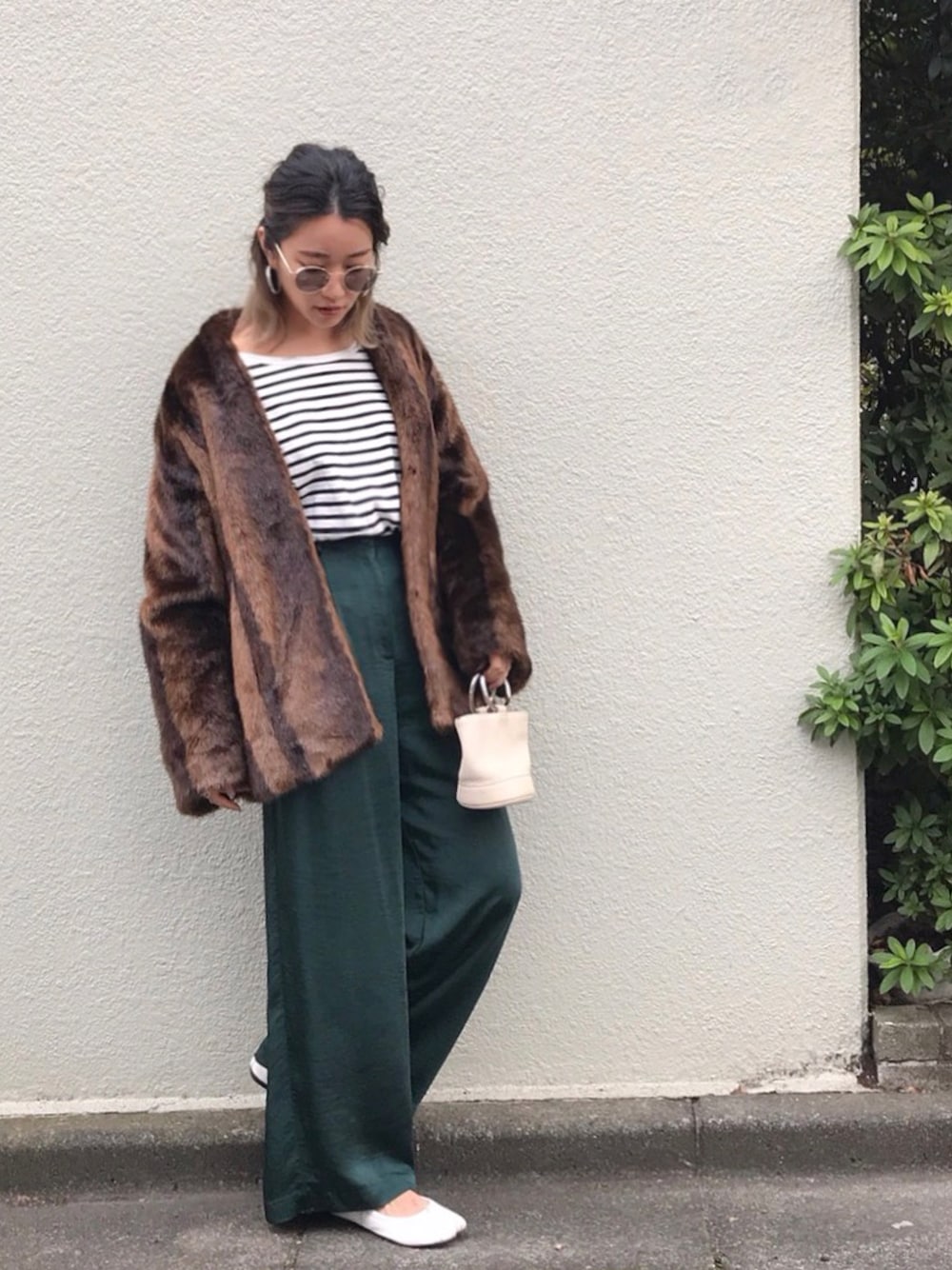 「VINTAGE、winter、TODAYFUL、casual、WINTER STYLE、冬コーデ、ファーコート、カジュアル、ボーダー」｜「TODAYFULのフラットカラーサングラス（サングラス、ブラック系）」を使った、Piさん（レディース・165cm）の冬コーディネートの1枚目の写真