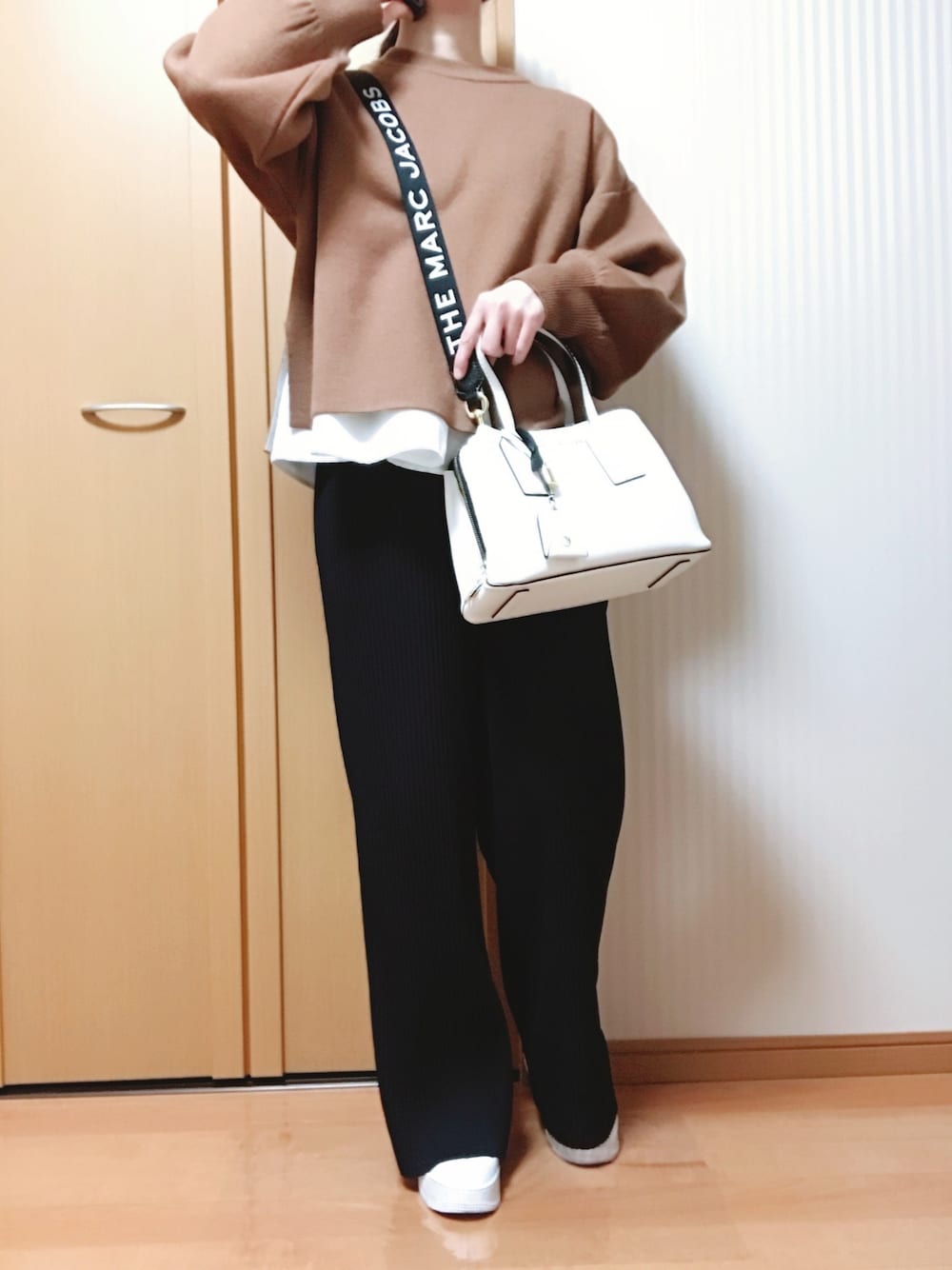 「きれいめカジュアル、ブラウン、重ね着、プリーツパンツ、NIKE AIR FORCE、シンプルコーデ、ブラウンニット、白バッグ」｜「LOWRYS FARMのＷフェイススリットプルオーバー　854850（ニット/セーター、ブラウン系）」を使った、cen1000さん（レディース・163cm）の春コーディネートの1枚目の写真