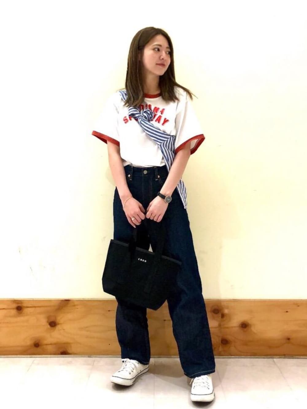 ブルー系のシャツ/ブラウス、ブルー系のデニムパンツ、ホワイト系のTシャツ/カットソーを着用したレディースの夏コーディネートの1枚目の写真