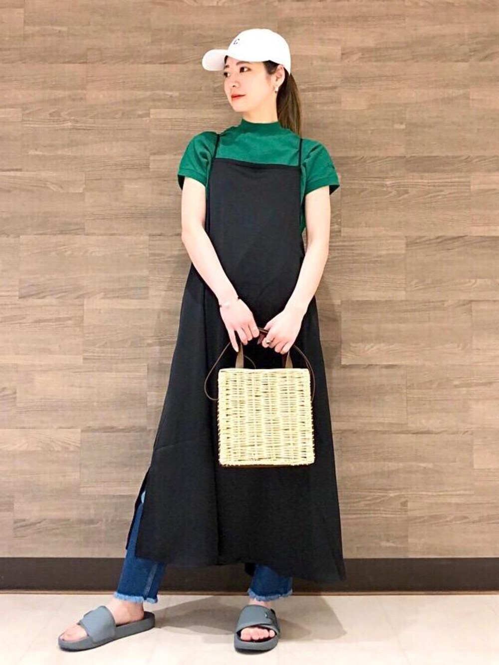 ブルー系のデニムパンツ、その他のTシャツ/カットソー、ブラウン系のかごバッグを着用したレディースの春コーディネートの1枚目の写真