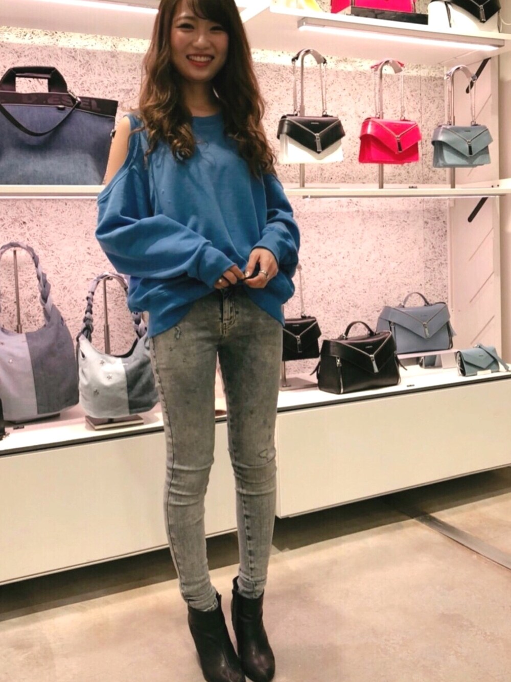 「Diesel、デニム、ブルー」｜「DIESELの00SBJ00QATQ（スウェット、ブルー系）」を使った、ぽんさん（レディース・157cm）の春コーディネートの1枚目の写真