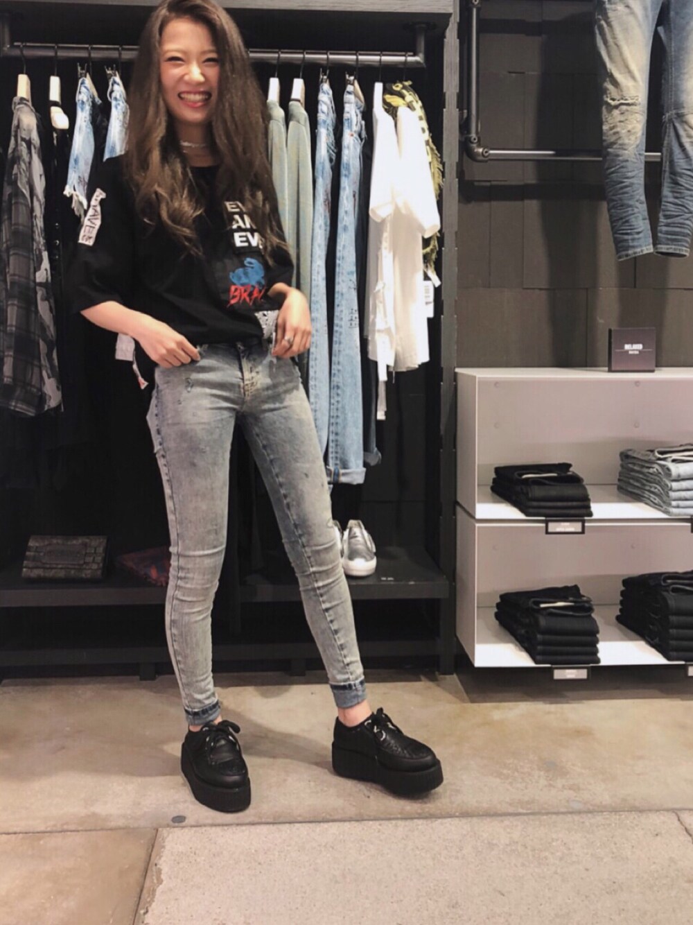 「トップス、Diesel、黒、スキニーデニム」｜「DIESELのWOMEN’S　Tシャツ（Tシャツ/カットソー、ブラック系）」を使った、ぽんさん（レディース・157cm）の夏コーディネートの1枚目の写真
