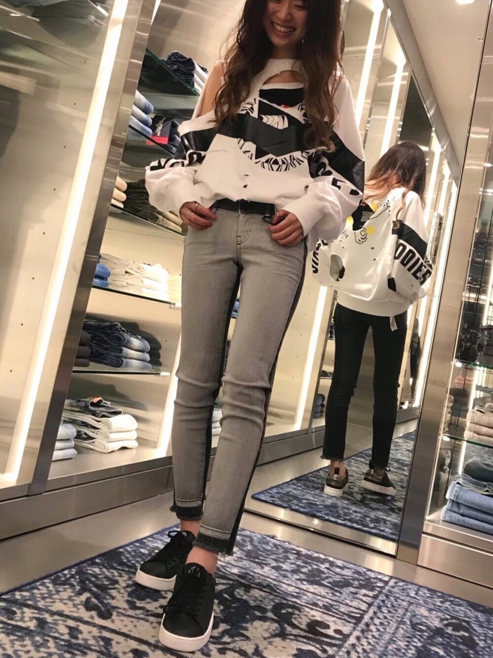 「カジュアルコーデ、デニム、モノトーン」｜「DIESELのレディース デニムパンツ スキニーブラックデニム（デニムパンツ、グレー系）」を使った、ぽんさん（レディース・157cm）の夏コーディネートの1枚目の写真