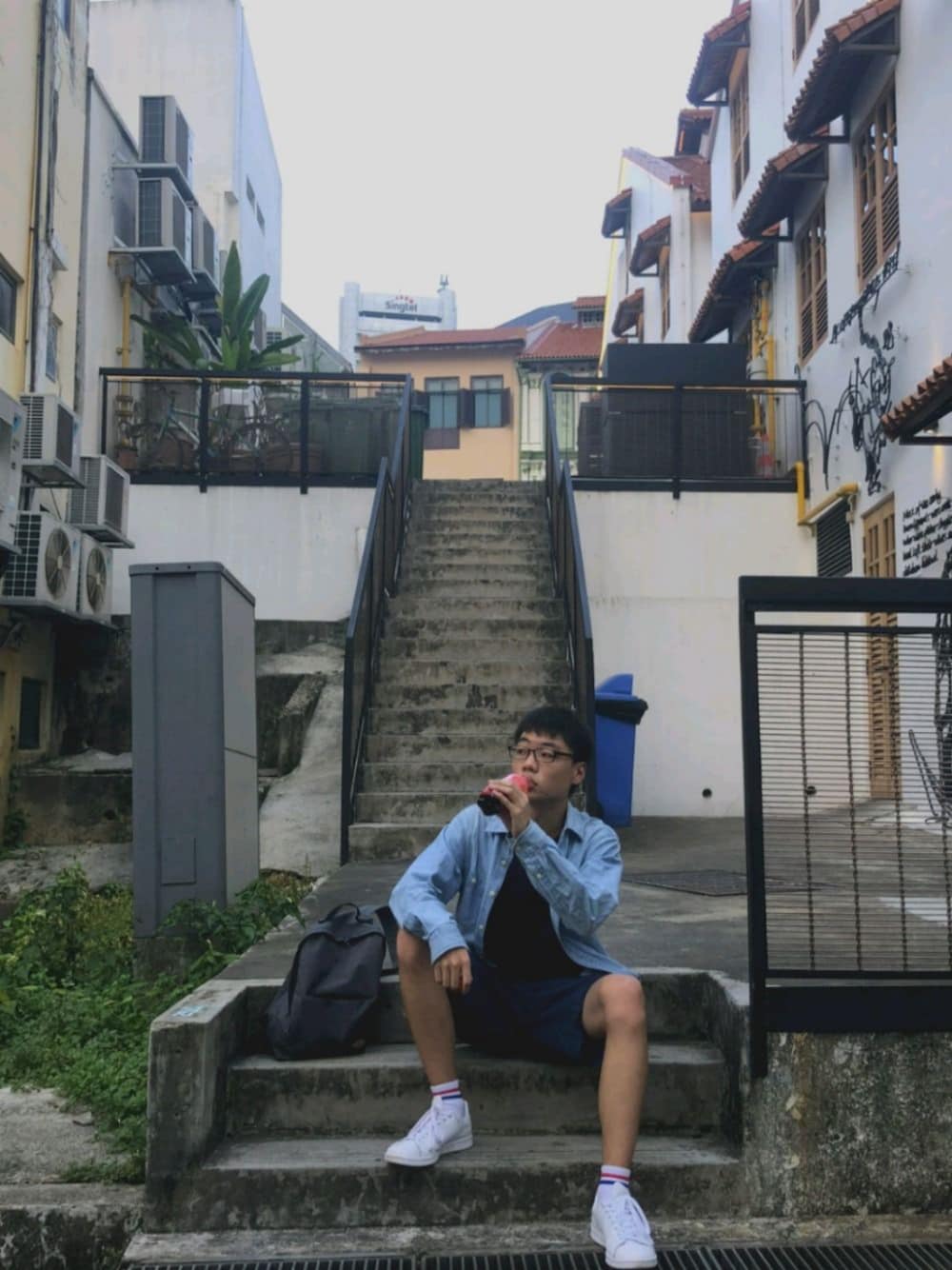 「夏、青、Dickies、無印良品、Singapore、コカコーラ、シンガポール、adidas originals」｜「Dickiesのアイテム（バックパック/リュック、グリーン系）」を使った、Takaさん（メンズ・178cm）の春コーディネートの1枚目の写真
