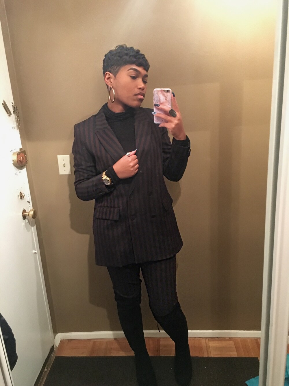 「stripes、NYC、overthekneeboots、short hair、Blackfashion、STYLE、stylist、NYFW、turtle neck、Suit」｜「H&Mのアイテム（スーツジャケット、その他）」を使った、Basiaさん（レディース・173cm）の冬コーディネートの1枚目の写真