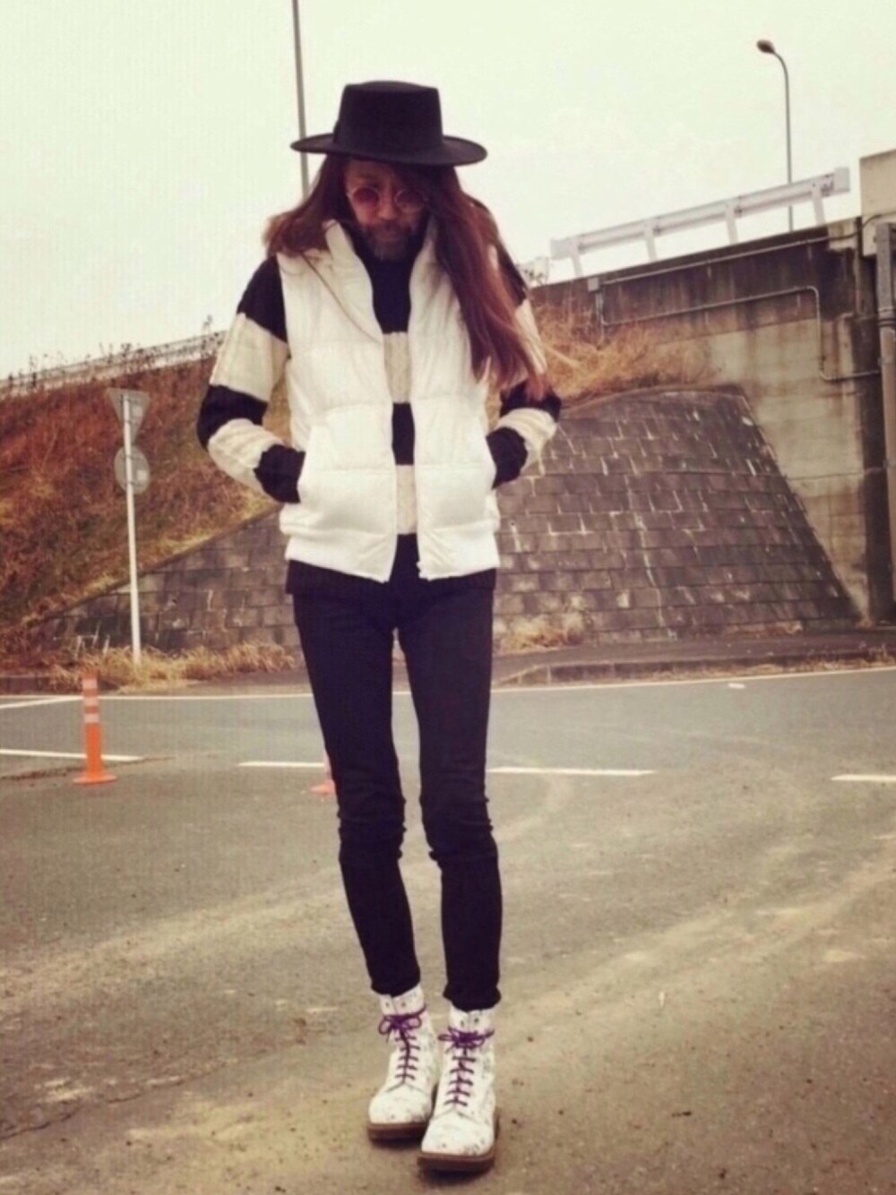「ベスト、丸メガネ、サングラス、Dr.Martens、花柄、黒スキニー、スキニーデニム、ツバ広ハット、ボーダーニット、ケーブルニット」｜「黒ハットのお題がつば広ハットだからね👍👩🏿‍🌾 （ハット、ブラック系）」を使った、U_G        ユージ 🌬   さん（メンズ・180cm）の冬コーディネートの1枚目の写真