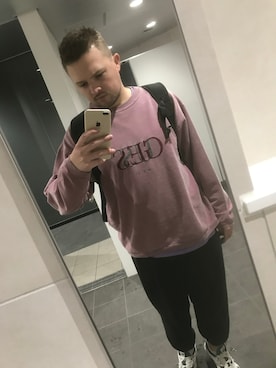 「Guess（ゲス）のアイテム（スウェット）」を使った、Tomさん（メンズ・182cm）の春コーディネート