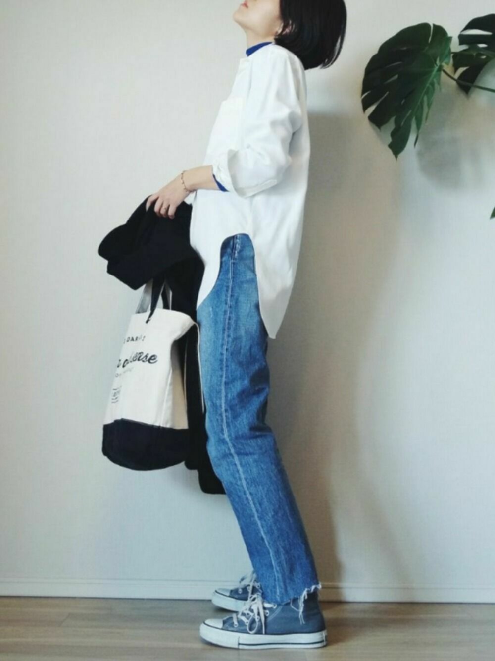 「白シャツ、とろみシャツ、ハイネック、ロイヤルブルー、デニム、コンバース、レイヤードstyle、レイヤードスタイル、ママコーデ」｜「STUNNING LUREのアイテム（シャツ/ブラウス、ホワイト系）」を使った、ai*さん（レディース・165cm）の冬コーディネートの1枚目の写真
