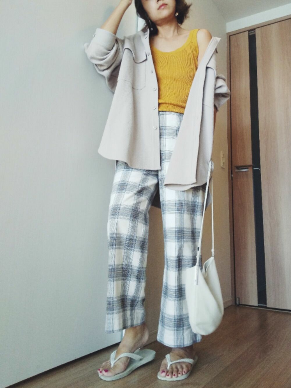 「マスタード、タンクトップ、チェック、チェックパンツ、シャツスタイル、ビーチサンダル、秋服準備はじめました、ママコーデ」｜「H&Mのアイテム（タンクトップ、イエロー系）」を使った、ai*さん（レディース・165cm）の秋コーディネートの1枚目の写真